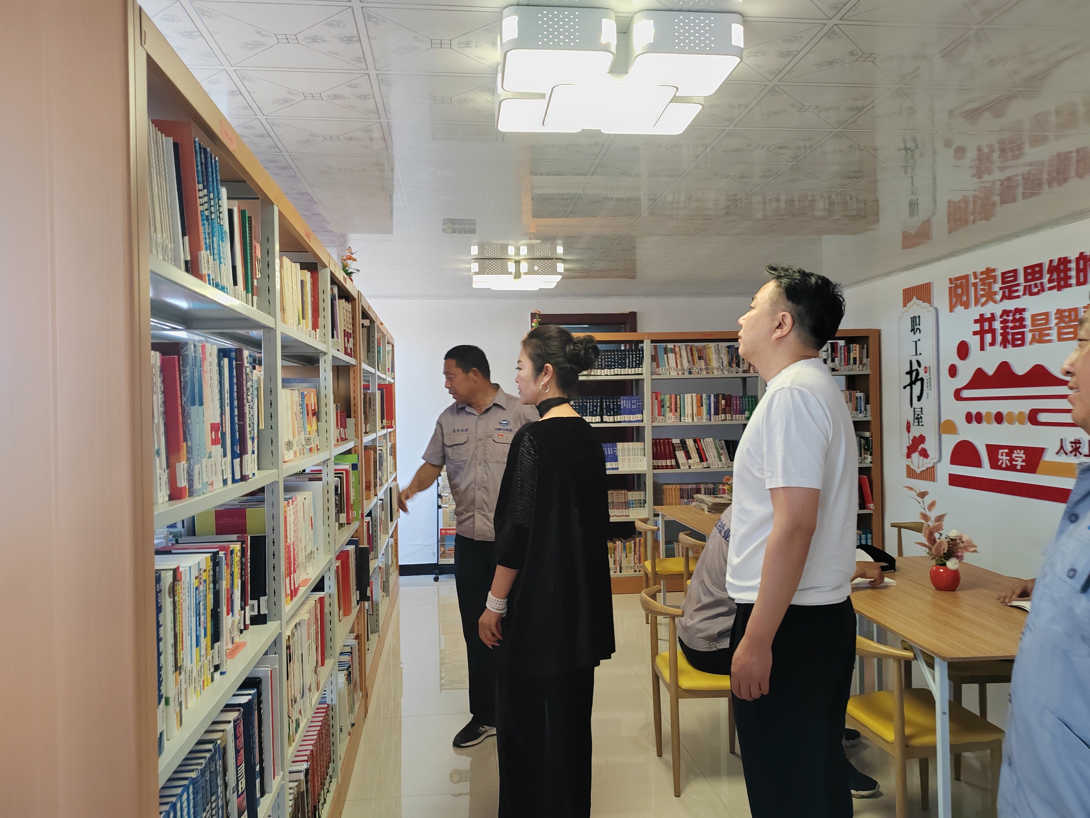 锡林郭勒盟图书馆张春梅一行到安博电子(中国) 调研指导
