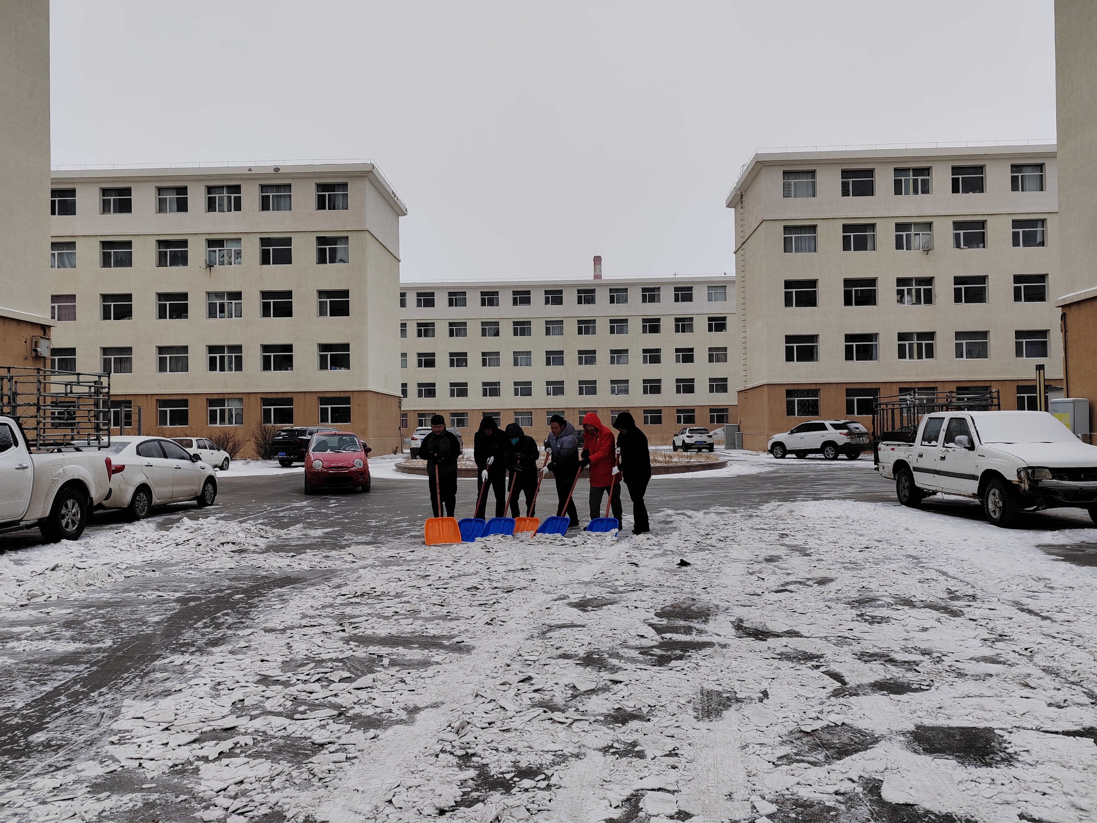 履行担当 践行初心 安博电子(中国)清扫居民区积雪