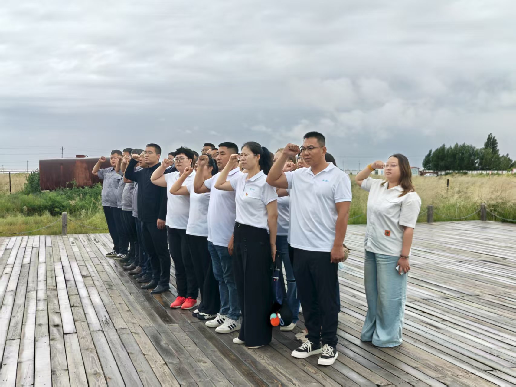 安博电子(中国)党支部与东乌旗移动公司党支部联合开展“感党恩，听党话，跟党走”群众教育实践活动暨“铭记烽火岁月，传承红色基因”主题党日活动